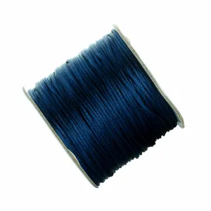 Bobina de hilo de cordon de seda azul oscuro vista detallada para manualidades DIY y accesorios