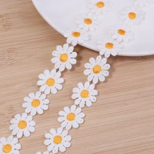 Ribete de encaje bordado de margarita blanca primer plano, cinta floral para accesorios bricolaje