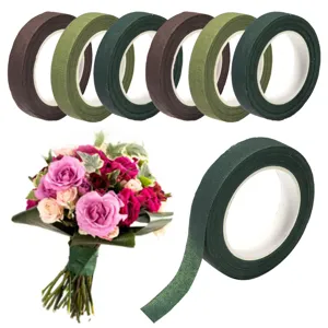 Détail de ruban floral montrant des rouleaux de papier crêpé vert et marron.