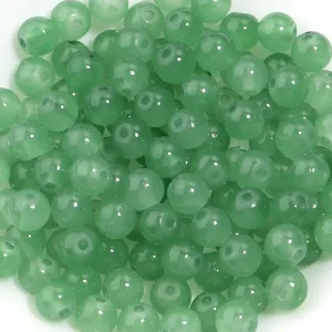 Vue detaillee de perles rondes vertes en vrac pour la creation de bijoux faits main DIY.