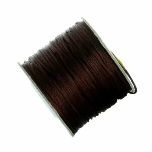 Rollo de cordón de seda marrón oscuro, vista detallada de hilo de tejido DIY para joyería.