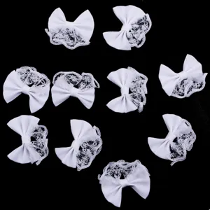 Vue détaillée de nœuds en ruban blanc et dentelle pour accessoires de cheveux DIY et vêtements.