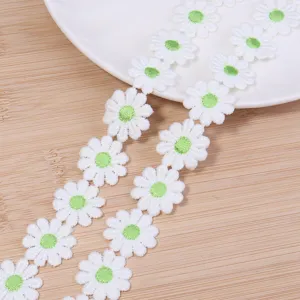Detalle de cinta de encaje de margarita blanca y verde para accesorios de cabello y manualidades.