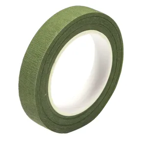 Détail de ruban de masquage en papier crêpé vert, idéal pour arrangements floraux et peinture.