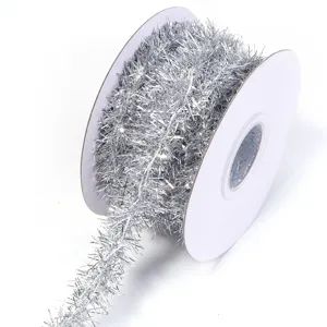 Silbernes Lametta Fransen Detail, glitzernde Girlande für Weihnachtsbaum und Geschenkdeko.