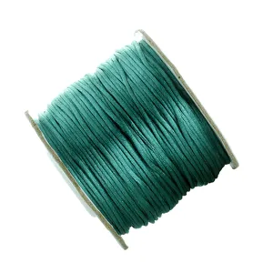 Detalle de cordón de tejido DIY verde oscuro, hilo de nailon liso para pulseras y joyas.