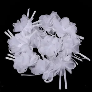 Nahaufnahme von weißen Chiffon-Band 3D Blumen, DIY-Haaraccessoires und Textilhandwerksmaterial.
