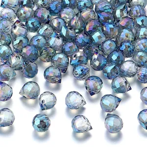 Gedetailleerde close-up van blauwe iriserende gefaseerde kristalparels voor DIY-sieraden.