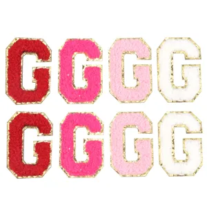 Vista dettagliata di patch con lettera G in ciniglia e bordo glitter oro per decorazioni.