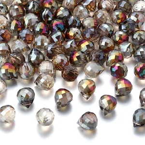 Iridescente gefacetteerde kristallen kralen in detail, aardbei en ronde losse kralen voor sieraden.
