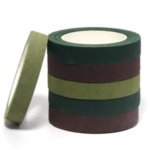 Vue détaillée de rouleaux de ruban de masquage multicolore, parfaits pour l'art.