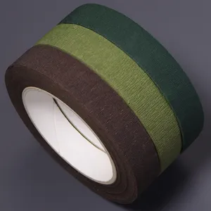 Gros plan detail de rouleau de ruban de masquage en papier crepe texture couleur.
