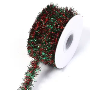 Nahaufnahme Detail der rot-grünen Lametta Girlande Spule für die Weihnachtsbaum Deko.