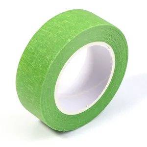Gros plan sur le ruban de masquage vert montrant la texture et le noyau en papier.