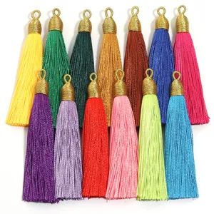 Nappe di seta colorate con anelli dorati per gioielli fai da te e accessori di abbigliamento.