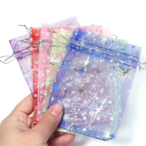 Sacchetti regalo in organza colorata con stampe di stelle argentate e coulisse pratica.