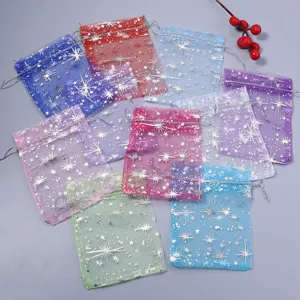 Sacchetti regalo in organza colorata con coulisse e stelle argentate per gioielli e feste.