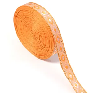 Nahaufnahme von orangefarbenem Ethno-Jacquardband mit goldenem Rautenmuster für Handarbeiten.