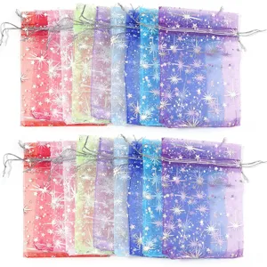 Sacchetti regalo in organza colorata con stampa di stelle, perfetti per gioielli e bomboniere.