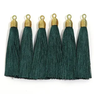 Nappe di seta verde con anelli dorati per lavori fai-da-te e accessori per Hanfu artigianali.