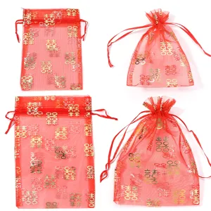 Sacchetti regalo in organza rossa trasparente con stampa oro, ideali per gioielli e feste.