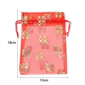 Sacchetto regalo coulisse in organza rossa con stampa doppio felicità dorata per matrimonio e confezione.