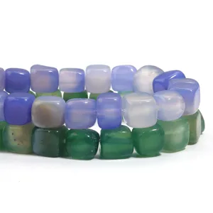 Gedetailleerde close-up van natuurlijke agaat vierkante kralen armband DIY handwerk accessoire.