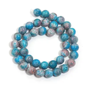 Dettaglio di perline rotonde in pietra naturale blu, ideali per la creazione di gioielli fai da te.