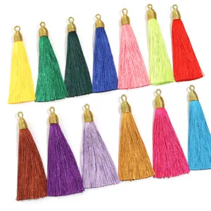 Nappe di seta colorate con anelli dorati, perfette per gioielli fai da te, segnalibri e lavori.