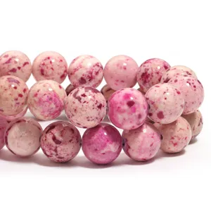 Dettaglio di perline tonde in pietra naturale rosa per la creazione di gioielli