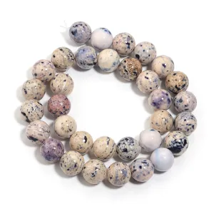 Perline tonde in pietra naturale dettaglio, perfette per la creazione di bracciali fai da te.