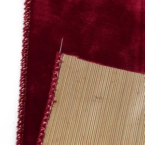 Detalle de cinta de terciopelo rojo con borde de alambre, ideal para manualidades y decoración.