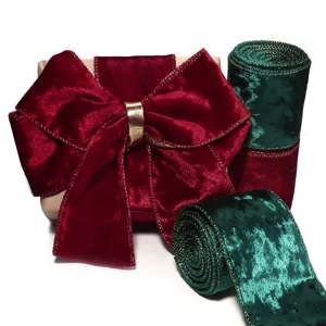 Cinta de terciopelo de alta calidad con borde de alambre, detalle de lazo rojo y rollos verdes.