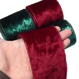 Cinta de terciopelo navideña con borde de alambre, ideal para manualidades DIY y envoltorios.