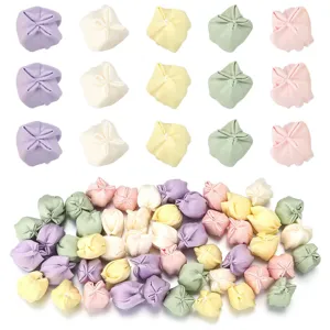 Bourgeons de fleurs de tulipe en tissu faits à la main, parfaits pour accessoires et vêtements.