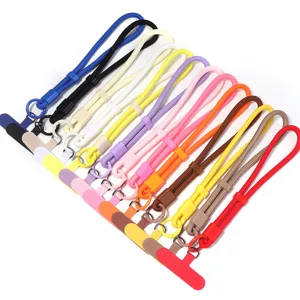 Detailopname van kleurrijke verstelbare polyester telefoonnaden, duurzame polsband.