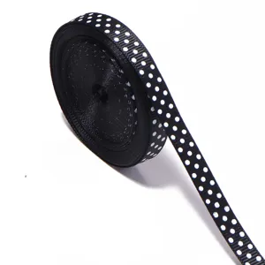 Vista dettagliata di un nastro grosgrain nero a pois bianchi per decorazioni.