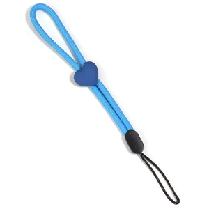 Primo piano dettagliato del cordino per telefono blu intrecciato con un ciondolo a cuore blu scuro.
