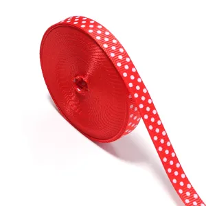 Dettaglio nastro grosgrain rosso a pois bianchi, ideale per fiocchi fai da te e confezioni.