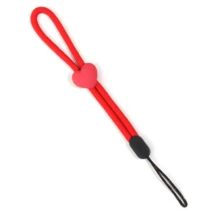 Dettaglio cordino telefono cuore rosso, cinturino corto portatile per accessori cover.