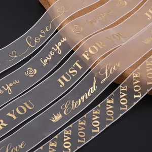 Goldfolien Organza Band Detail mit Liebesmustern und Text zum Verpacken von Geschenken Blumen.