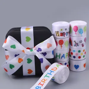 Detailaufnahme bedruckter Polyester-Geschenkbänder mit Herzen für Partydekorationen.