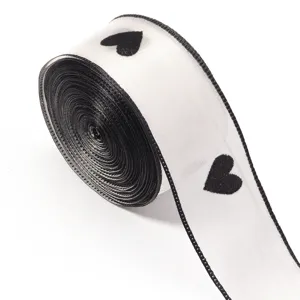 Nastro trasparente bianco con cuori neri, perfetto per confezioni e fiocchi regalo.