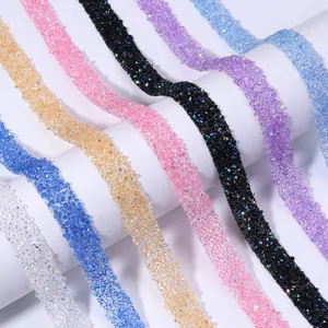 Detalle de cerca de cintas de estrás de resina colorida, ribetes de malla de cristal brillantes.