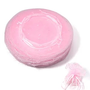 Rosa runde Organzasäckchen Detailansicht, mit glitzernden Punkten und praktischem Kordelzug.