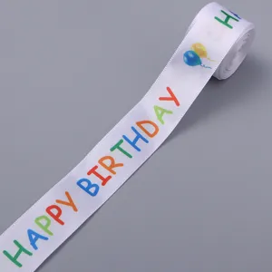 Detailansicht von weißem Polyesterband mit buntem Happy Birthday Druck für Party Geschenkverpackung.