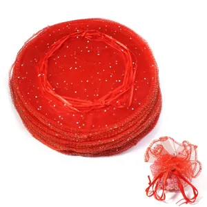 Detailansicht roter runder Organzabeutel mit Pailletten und Kordelzug, Säckchen Verpackung.