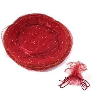 Rote runde Organzabeutel mit Glitzerpunkten, ideal für Hochzeitsbonbons und Verpackung.