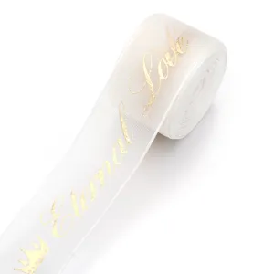 Weißes Organzaband mit Goldfoliendruck, perfekt für Geschenkverpackung und Partydekor.
