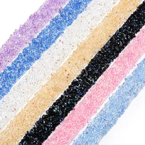 Primer plano detallado de tiras de cincha de pedrería de resina colorida, adornos de cristal.